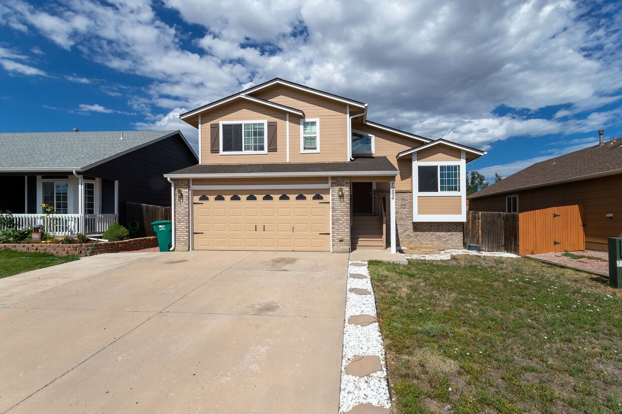 Foto principal - Charming 4-Bedroom Home Near Fort Carson i...