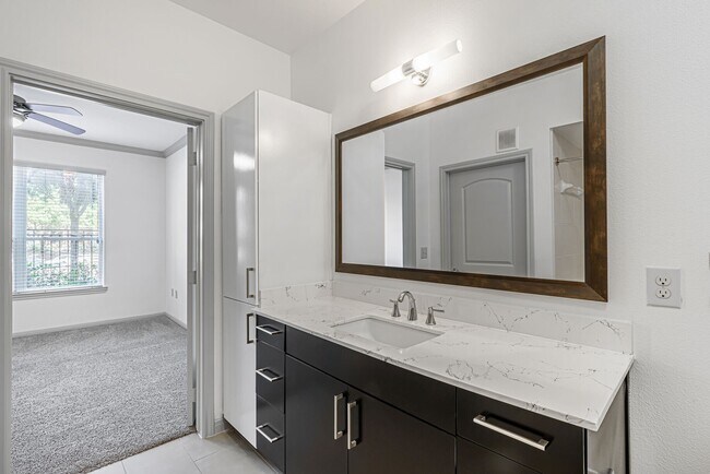 Foto del edificio - 8877 Lakes at 610 Dr