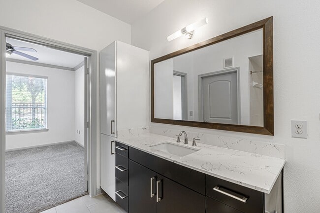 Building Photo - 8877 Lakes at 610 Dr