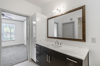 Building Photo - 8877 Lakes at 610 Dr