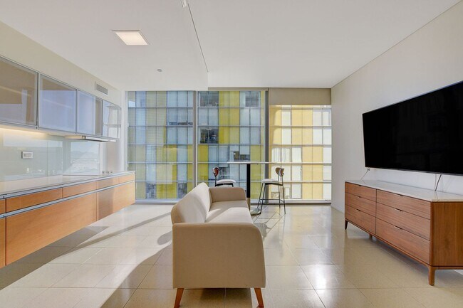Foto del edificio - Stunning Strip Views from this Fully Furnished Studio Residence.