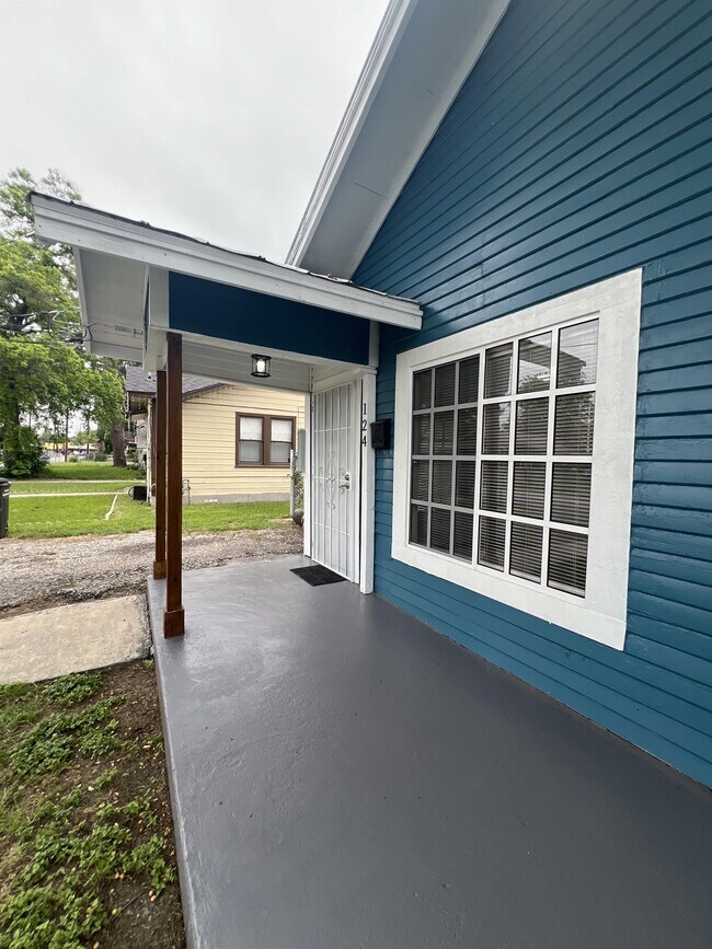 Building Photo - 126-126 Wiggins Pl