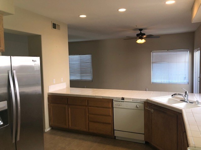 Foto del edificio - 440 Hart Dr