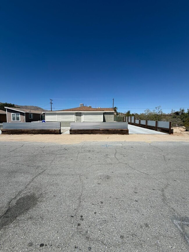 Foto del edificio - 6614 Tamarisk Ave