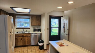 Building Photo - 35097 Whispering Oaks Blvd