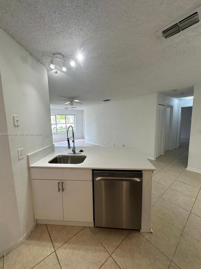 Foto del edificio - 3380 Pinewalk Dr N