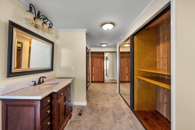 En suite bath & closet area - 9 Club View Ln