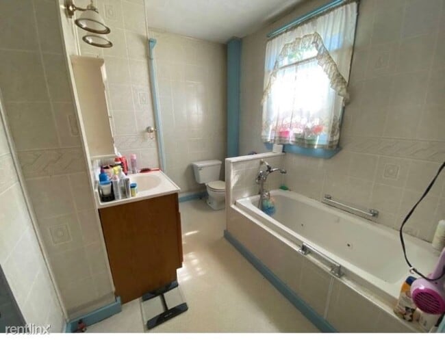 Building Photo - 3 br, 1 bath House - 427 W Washington St