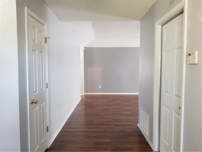 Building Photo - 420 Woods Dr