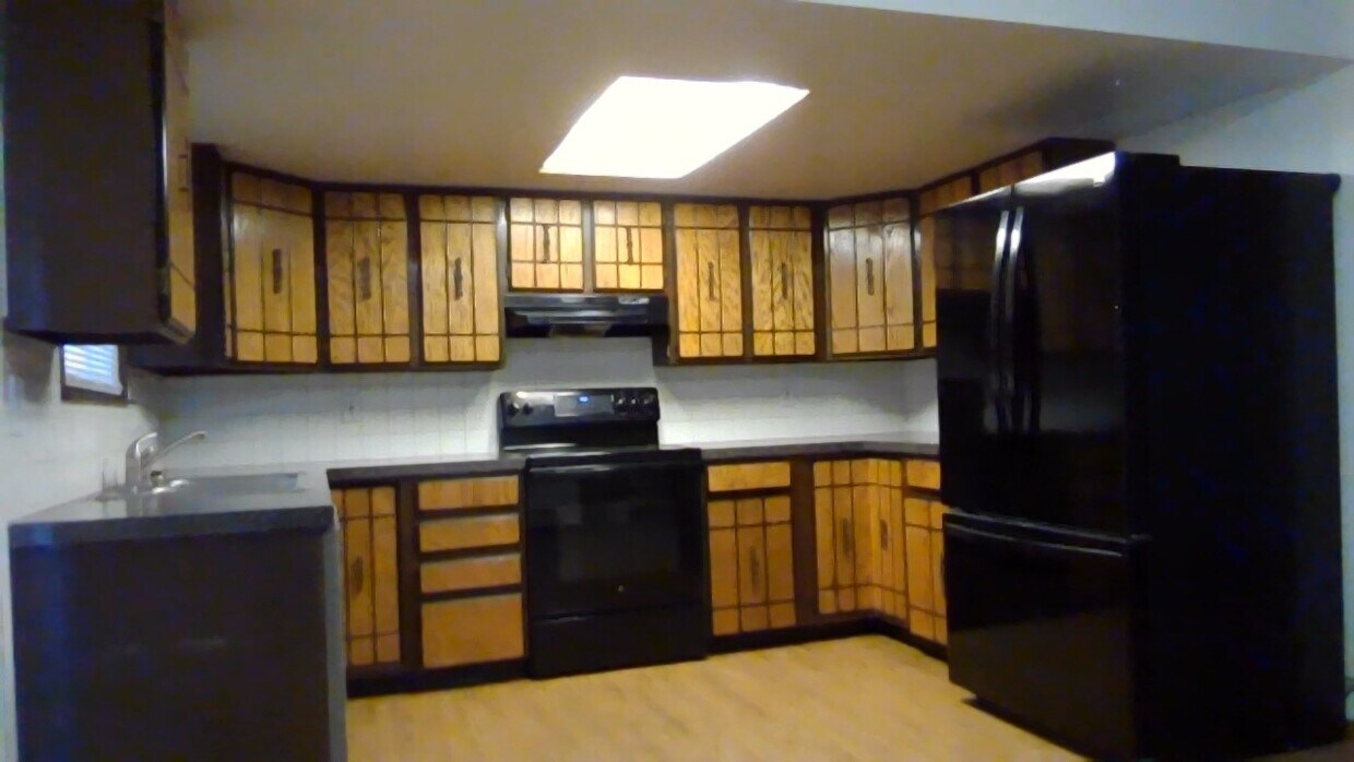 Main Kitchen - 1002 Harmon Pl
