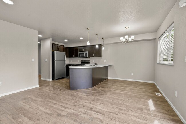 Foto del edificio - 5739 Summerland Dr