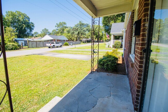 Building Photo - Updated Rosewood 2BR Duplex – Spacious, St...