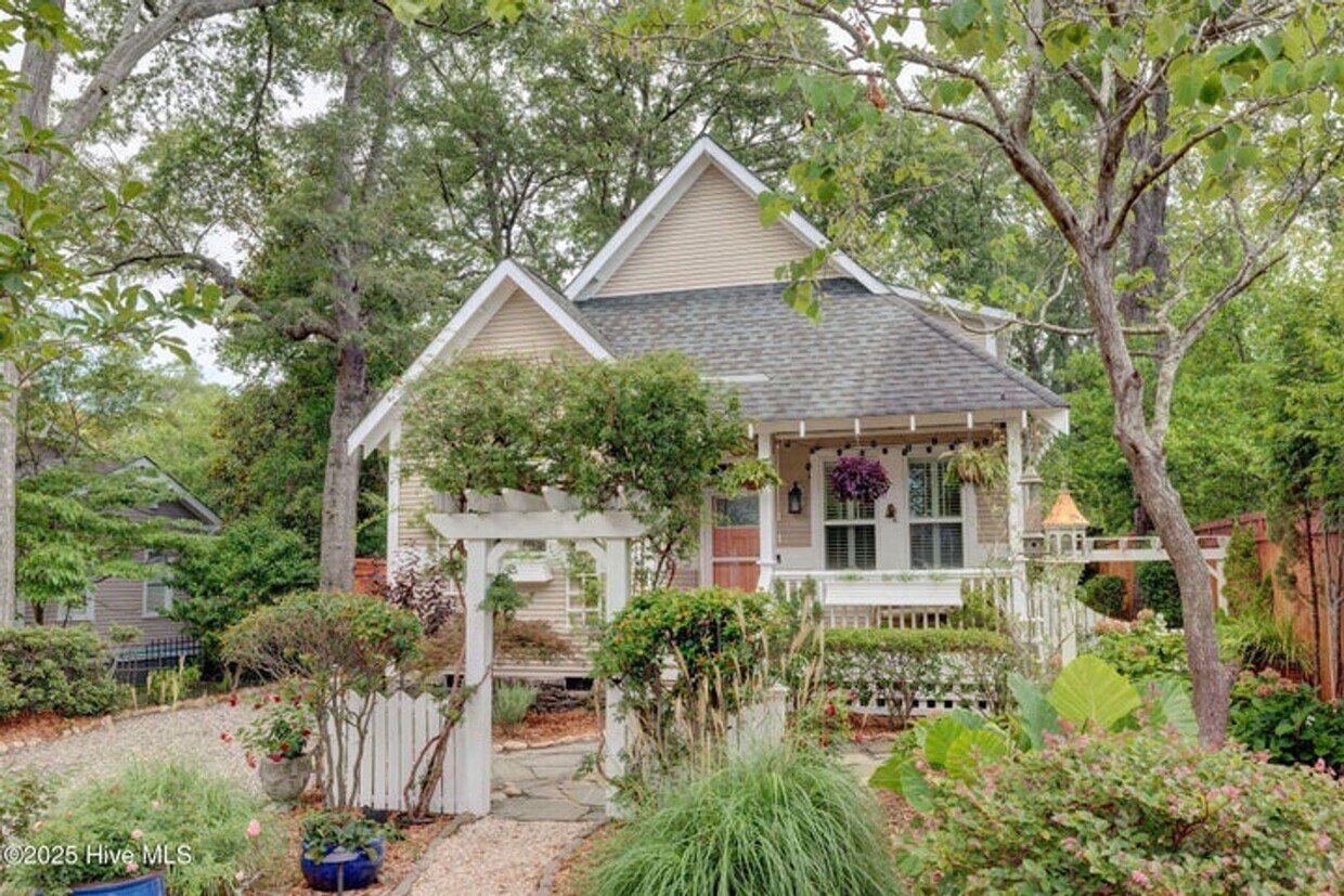 Foto principal - Welcome to this stunning 3-bedroom, 3-bath...