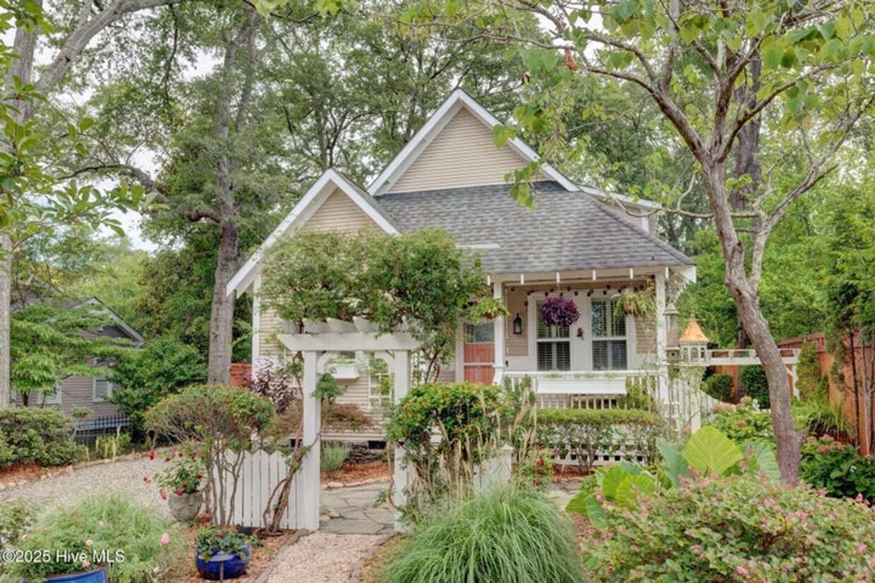 Primary Photo - Welcome to this stunning 3-bedroom, 3-bath...