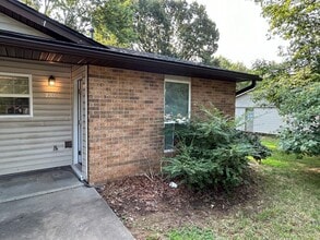 Building Photo - 2316-2318 N Raven Ln