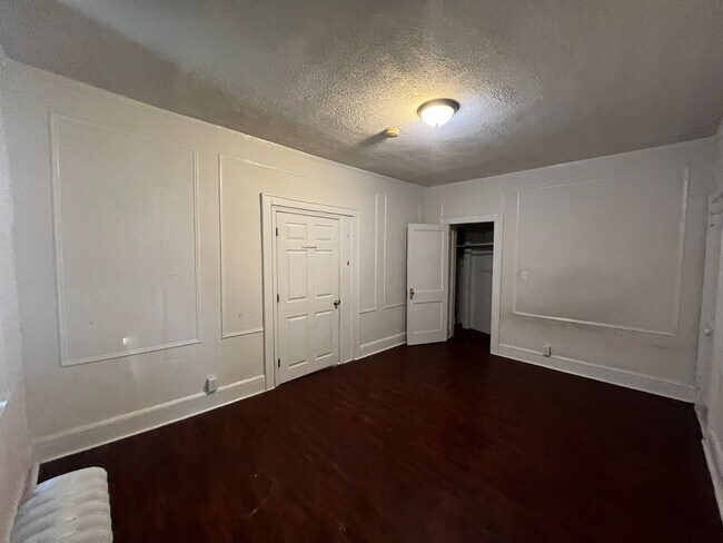 Building Photo - 1110 S Wood Ave