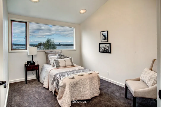 Foto del edificio - 3217 Evergreen Point Rd