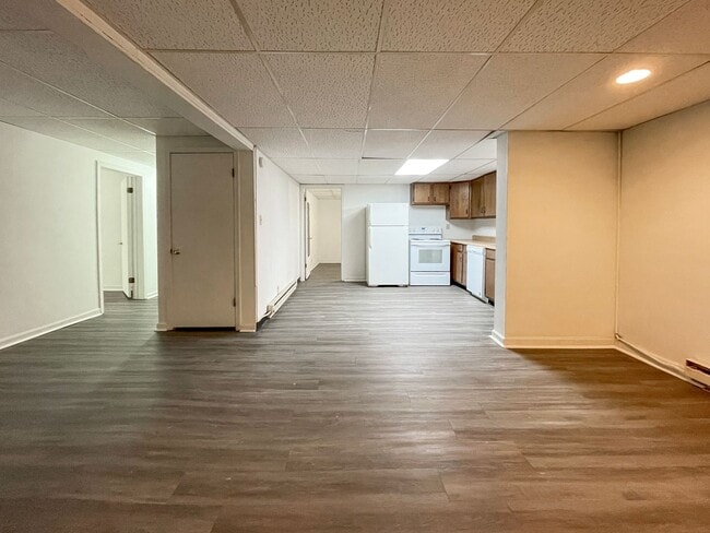 Building Photo - Preleasing for August 2026! 3 Bedroom Apartment with New Flooring! Close to Campus!