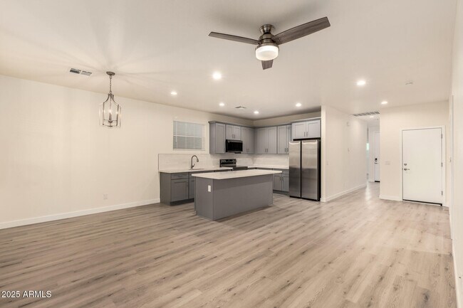 Building Photo - 129 W Latona Rd