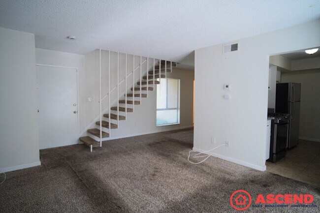 Building Photo - Central Bakersfield Condo!