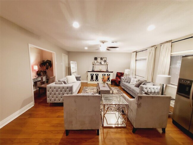 Foto del edificio - 8815 Bellaire Blvd