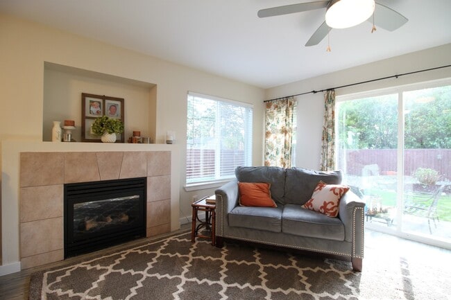 Foto del edificio - 4 Bed 2.5 Bath - Custom Upgrades - Small Dog - NAS Whidbey