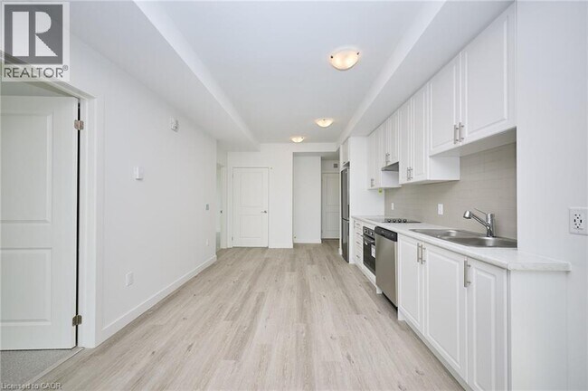 Building Photo - 461 Green Rd