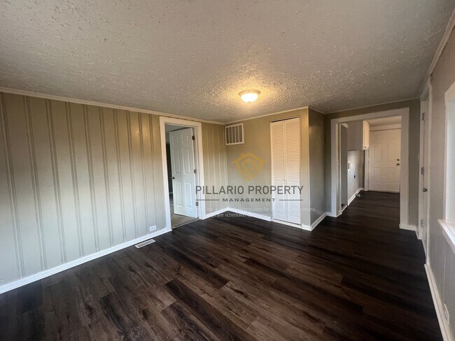 Building Photo - 2 bed/ 1 bath in the Beautiful town of Greenfield!