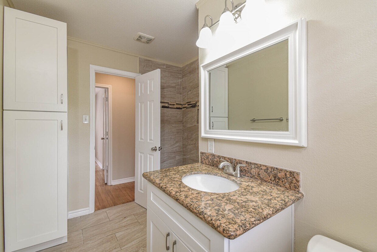 Building Photo - 1509 N San Jacinto St