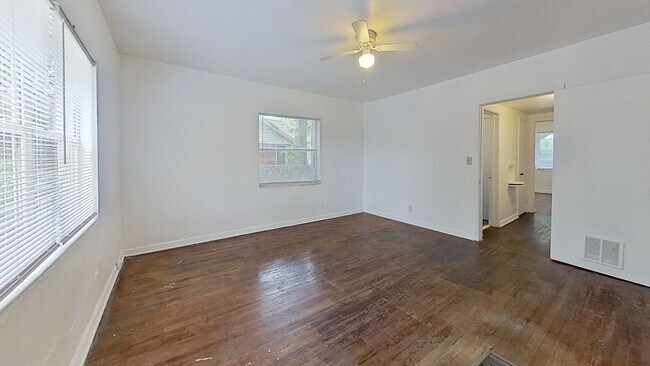 Foto del edificio - Charming Apartment with Wood Floors & Convenient Amenities