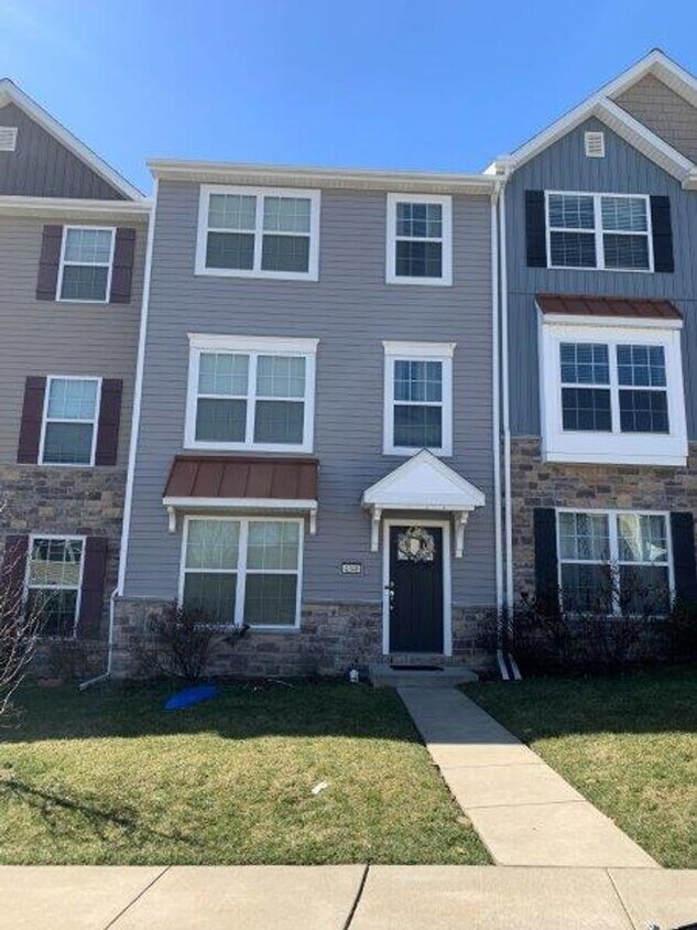 Primary Photo - Welcome to this charming 3 bedroom, 2.5 ba...