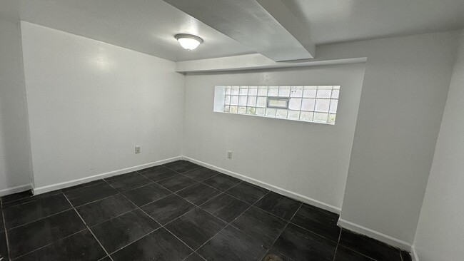 Foto del edificio - 5830 N Artesian Ave