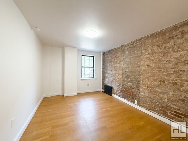 Foto del edificio - GREENE AVENUE / Spacious 1-Bed 1-Bath / Mi...