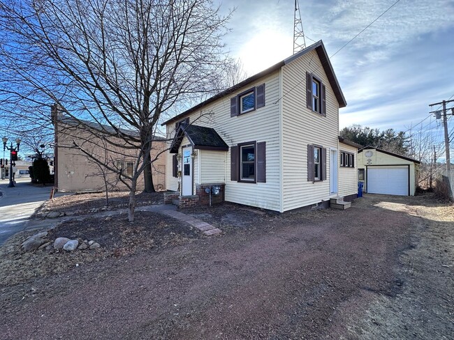 Building Photo - Single Family Home W/Fenced In Yard Availa...