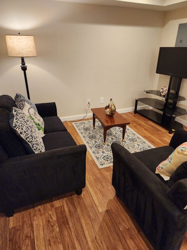 Foto del edificio - Charming 2 Bedroom 1 Bathroom Lower Unit D...