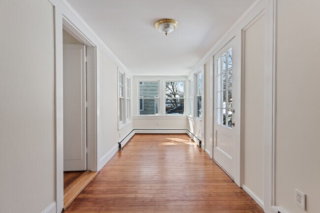 Foto del edificio - 32 Bartlett Ave