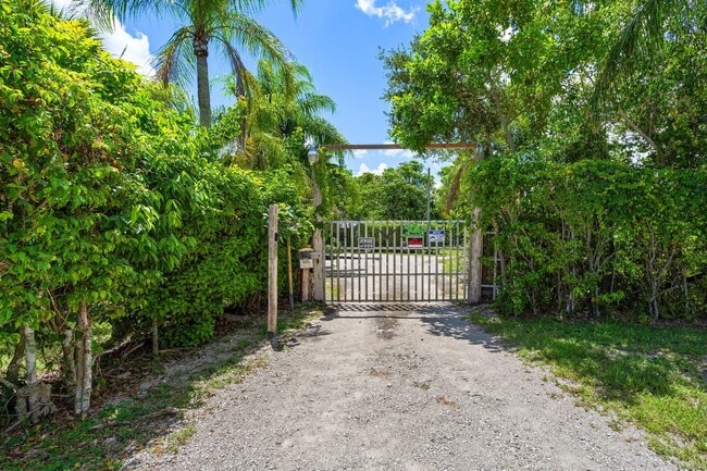Foto del edificio - 4985 Gulfstream Rd