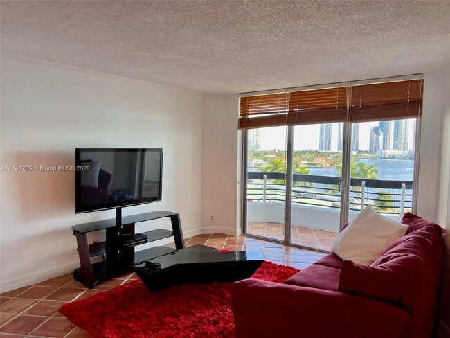Foto del edificio - 3600 Mystic Pointe Dr