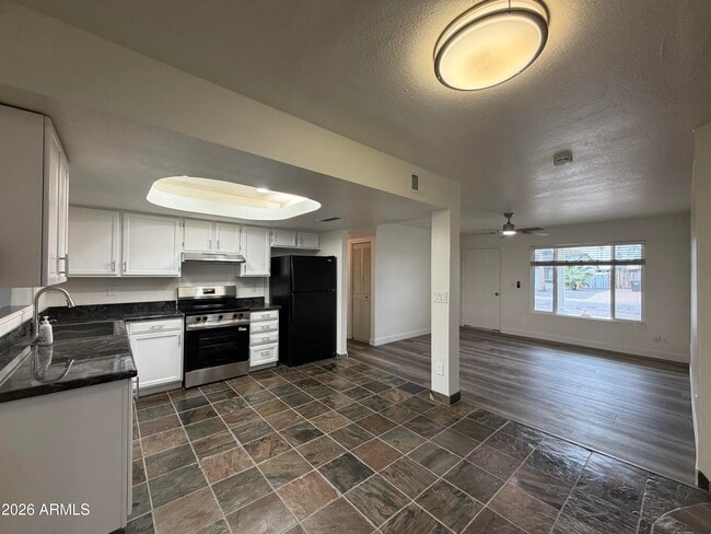 Building Photo - 3305 E Helena Dr