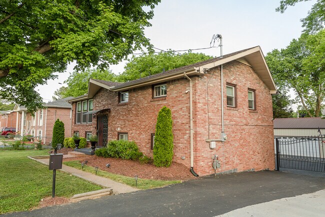 Foto del edificio - 237 Eisenhower Dr