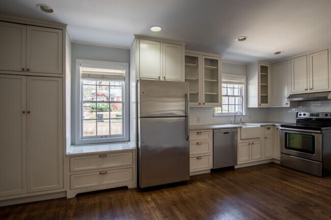 Building Photo - 3573 Highland Park Pl