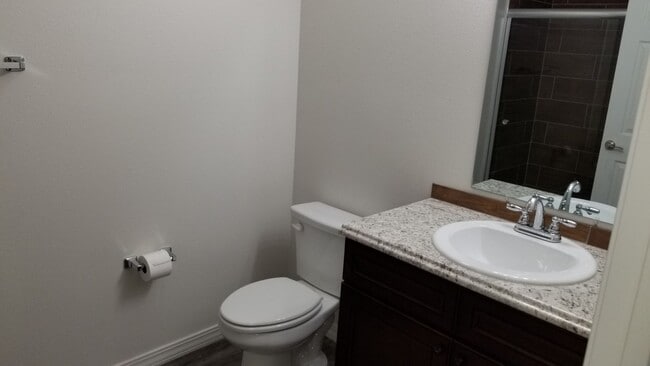 Foto del edificio - NEWER  LUXURY ONE BEDROOM APARTMENT UNFURN...