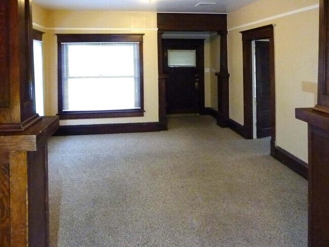 Foto del edificio - Charming 2 Bedroom with Bonus/Laundry Room
