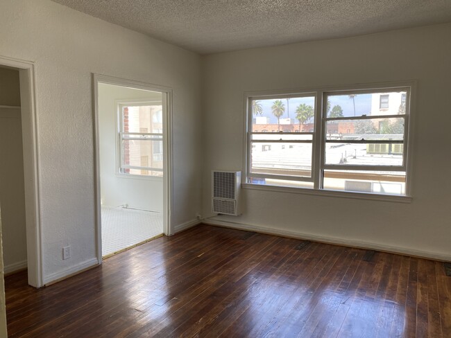 Corner rear-facing unit - 545 S Hobart Blvd