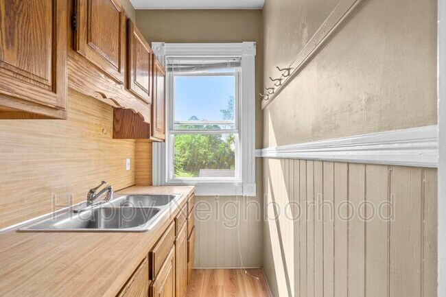 Building Photo - 181 Elm St