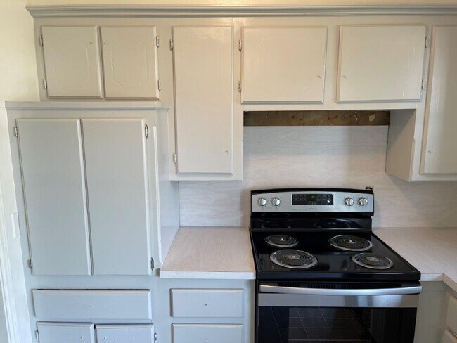 Foto del edificio - 3  bed 1.5 baths, 1 car garage, large fenc...