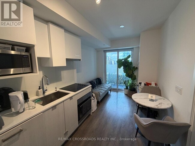 Building Photo - 195 Redpath Ave