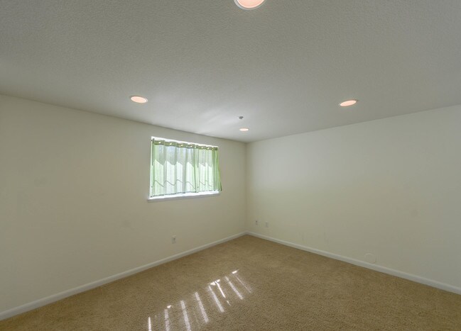 Building Photo - Beautiful 3 Bed / 2.5 Bath Available Now!
