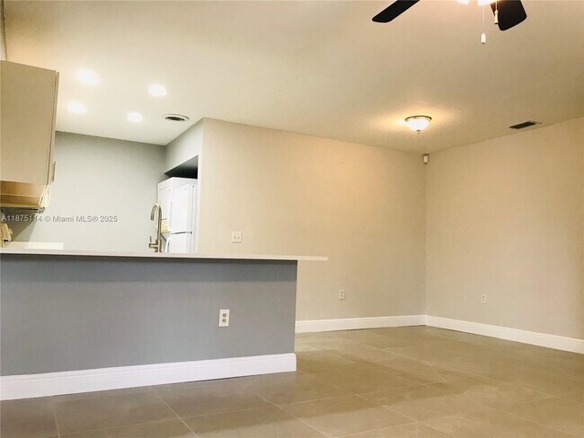 Foto del edificio - 565 NW 100th Pl