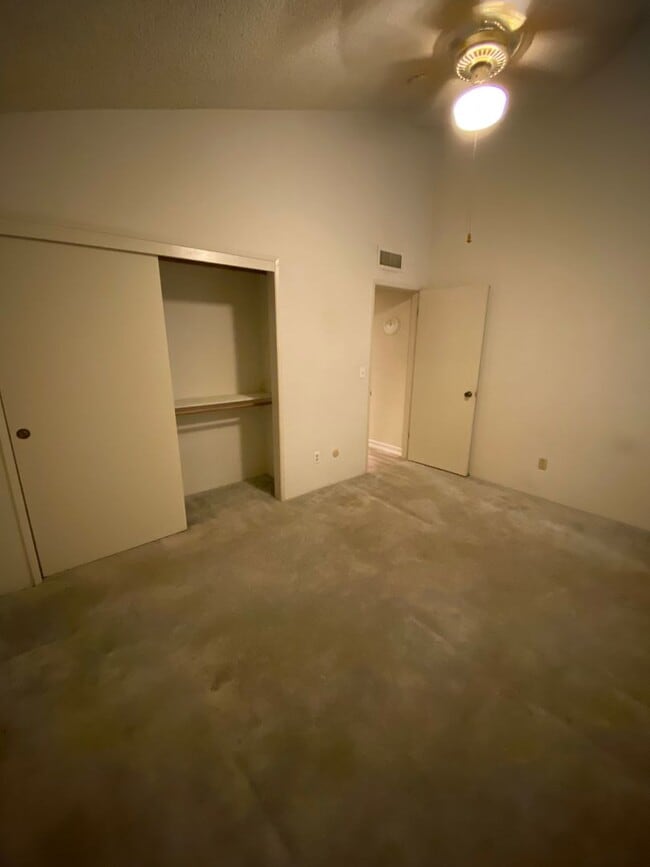 Building Photo - 2 Bedroom Condo in Gated Community!